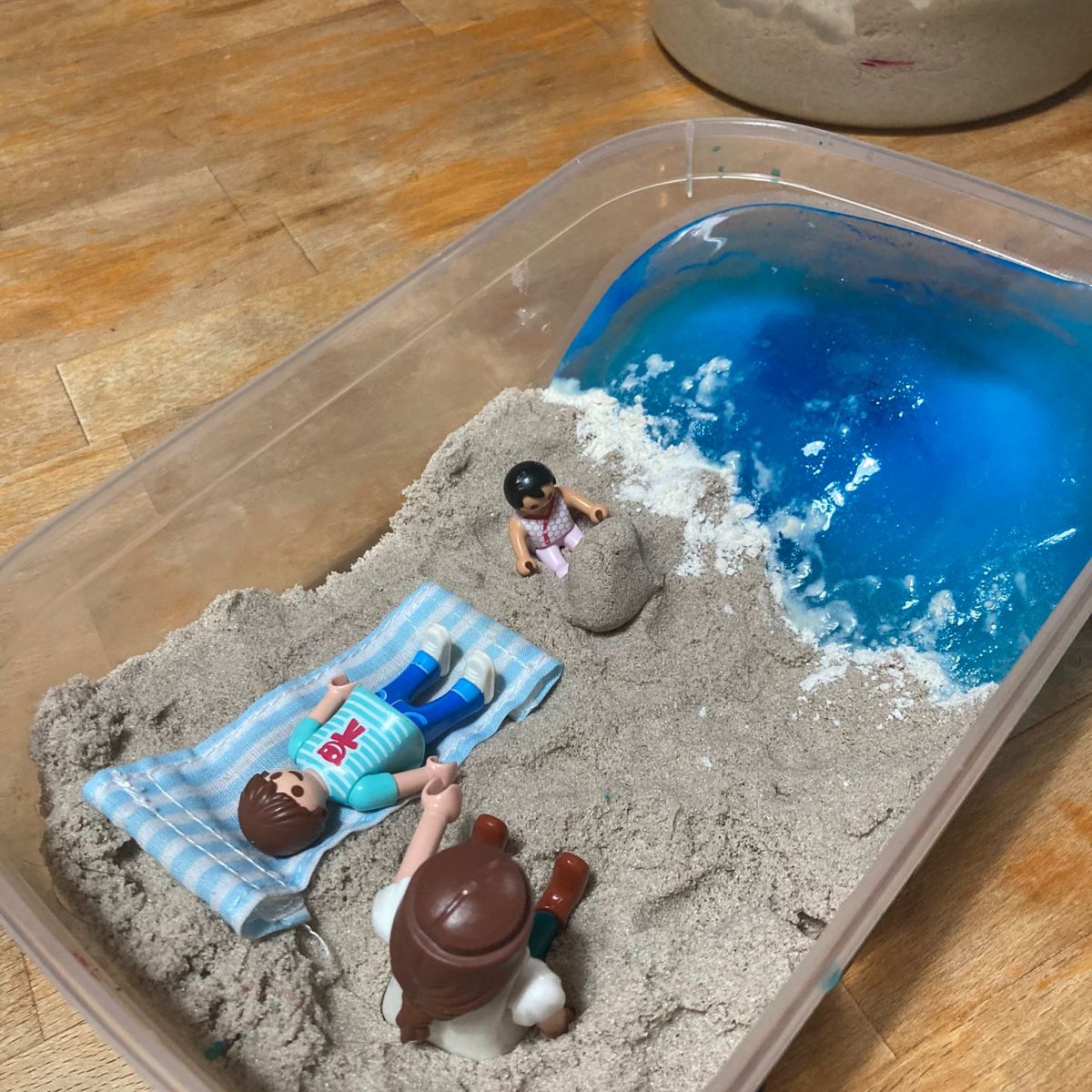 «Playa» -Agua congelada con colorante, arena kinetica y&nbsp;clics